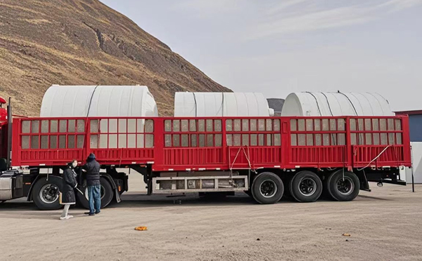 玉门塑料桶装车完毕准备运输中