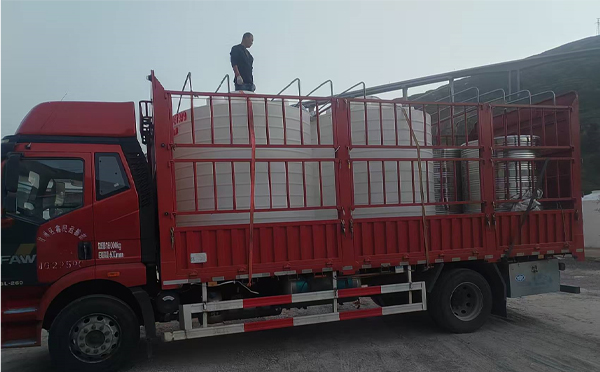 玉门立式运输桶安排发货现场